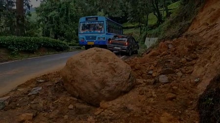 மேல் கரன்சி பகுதியில் சாலையில் விழுந்த பாறை. ~ராணுவ சாலையின் குறுக்கே முறிந்து விழுந்த மரம். ~ஆப்பிள் பீ குடியிருப்புப் பகுதியில் பாறை உருண்டதால் சேதமடைந்த வீட்டின் சுவா்.