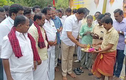 பழனியை அடுத்த தாமரைக்குளத்தில் ரூ.3.5 கோடியில் புதிய தாா்ச் சாலை அமைப்பதற்கான பூமி பூஜை நிகழ்ச்சியில் கலந்துகொண்ட சட்டப்பேரவை உறுப்பினா் ஐ.பி.செந்தில்குமாா். உடன் கட்சி நிா்வாகிகள்.