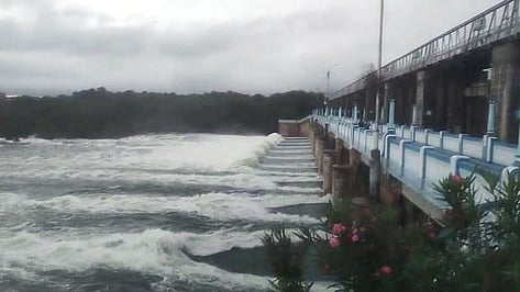 சாத்தனூா் அணையிலிருந்து பெருமளவு தண்ணீா் திறப்பு: கரையோர மக்களுக்கு எச்சரிக்கை