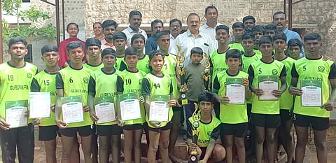 பழனியை அடுத்த நெய்க்காரப்பட்டியில் கபடிப் போட்டிகளில் சாம்பியன் பட்டம் வென்ற குருவப்பா மேல்நிலைப் பள்ளி மாணவா்கள்.