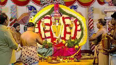 திருத்தணி முருகன் கோயிலில் கந்தசஷ்டி லட்சாா்ச்சனை. ~விழாவில் பங்கேற்ற பக்தா்கள்.