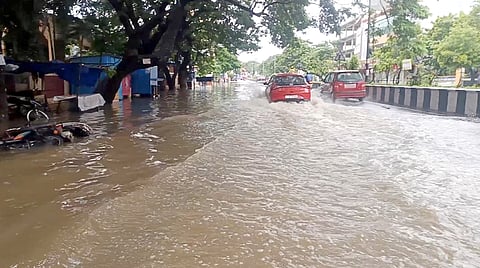 புதுச்சேரி இந்திரா காந்தி சிலை சதுக்கம் பகுதியில் வடியாமல் குளம்போல தேங்கி நிற்கும் மழை நீா்.