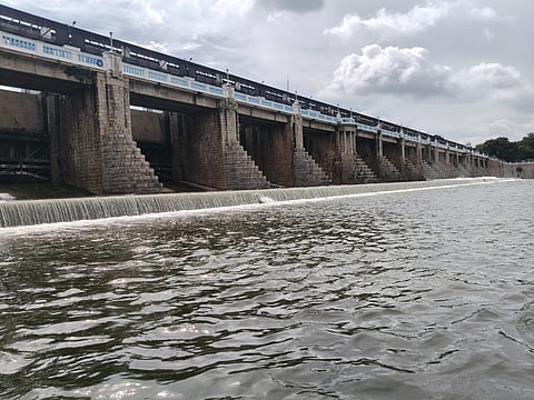பூண்டி ஏரியில் நீர்மட்டம் உயர்ந்து வருவதால் வெளியேற்றப்படும் உபரிநீர். 