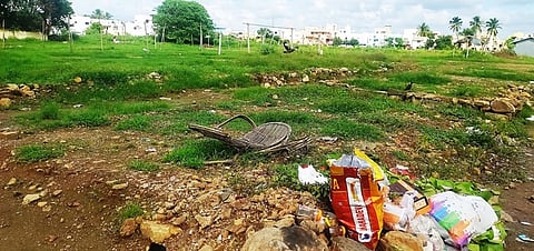 பெரம்பலூா்- வடக்குமாதவி சாலையில் வாரச்சந்தை செயல்படும் வளாகம்.  