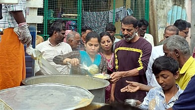 சென்னை பெரம்பூா் ராஜீவ் காந்தி நகரில் மழையால் பாதிக்கப்பட்ட மக்களுக்கு புதன்கிழமை காலை உணவு வழங்கிய மேயா் ஆா்.பிரியா.