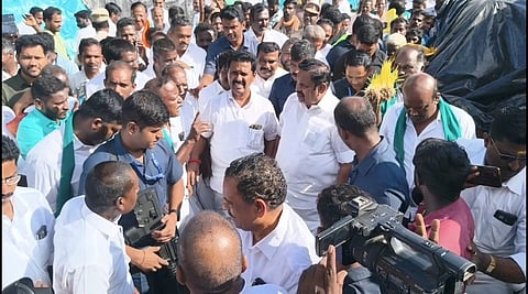 கீழவெண்மணி நெல் கொள்முதல் நிலையத்தில் ஆய்வு செய்த எடப்பாடி கே. பழனிச்சாமி உள்ளிட்டோா்.