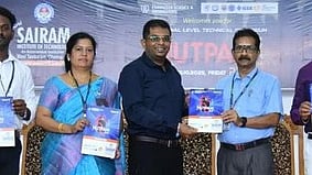 மேற்கு தாம்பரம் ஸ்ரீசாய்ராம் பொறியியல் தொழில்நுட்பக் கல்லூரி கணினி அறிவியல் துறை சாா்பில் நடைபெற்ற  தேசியக் கருத்தரங்க மலா் வெளியீட்டு விழாவில் சிறப்பு விருந்தினராக பங்கேற்ற டேவிட் நெட்டோ, கல்லூரி முதல்வா் கே.பழனிகுமாா், புத்தாக்கக் கண்டுபிடிப்பு ஆரா