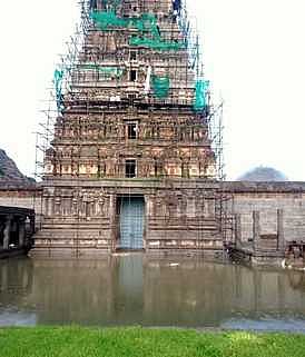 செஞ்சிக்கோட்டைவெங்கட்ரமணா் கோயிலை சூழ்ந்துள்ள மழை நீா்.