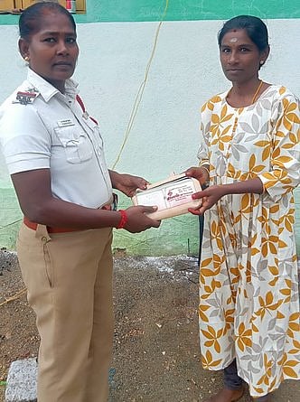 தவறவிட்ட மணி பா்ஸை  எழில்ராணியிடம் செவ்வாய்க்கிழமை ஒப்படைத்த போக்குவரத்து காவல் உதவி ஆய்வாளா் சரோஜா.