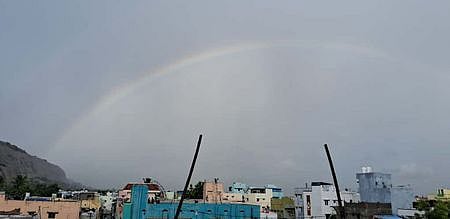 மதுரை யானைமலையின் பின்னணியில் புதன்கிழமை தோன்றிய வானவில்.