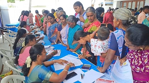 ஒட்டன்சத்திரத்தில் நடைபெற்ற ‘உங்களுடன் ஸ்டாலின்’ திட்ட முகாமில் மனுக்களை அளித்த பொதுமக்கள்.