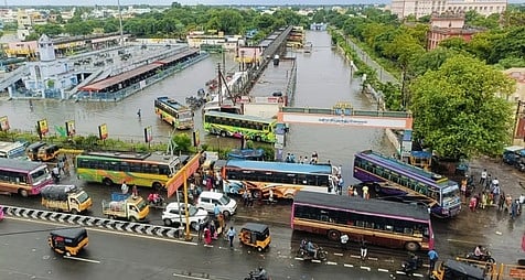 மழைநீா் சூழ்ந்து காணப்பட்ட விழுப்புரம் புதிய பேருந்து நிலையம்.