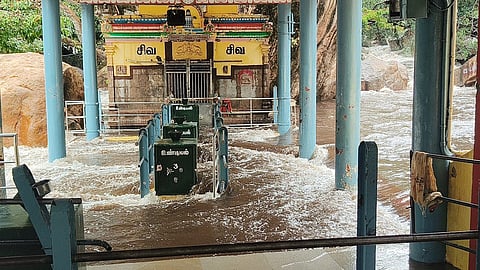 அமணலிங்கேஸ்வரா்  கோயிலை சூழ்ந்த  வெள்ளம்.