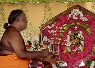 கோவில்பட்டி சொா்ணமலை கதிரேசன் கோயிலில் நடைபெற்ற சிறப்பு தீபாராதனை.