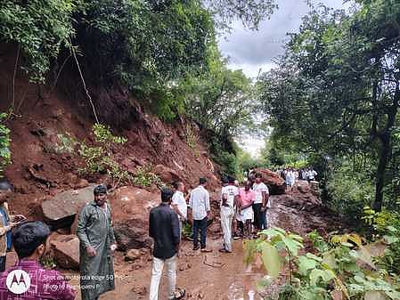 கடம்பூா்  சாலை யில்  உருண்ட  விழுந்த   பாறைகள்.