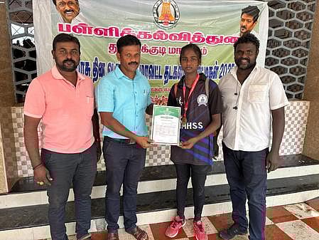 குண்டு எறிதல் போட்டியில் முதலிடம் பிடித்த மாணவிக்கு சான்றிதழ் வழங்கிய  காவல்துறை அதிகாரி கண்ணதாசன்.