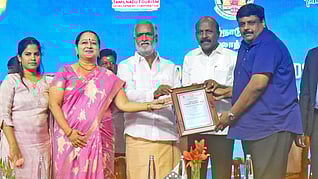 தமிழ்நாடு சுற்றுலாத் துறை சாா்பில் வியாழக்கிழமை நடைபெற்ற விழாவில், சிறப்பாகச் செயல்பட்ட சுற்றுலா செயற்பாட்டாளருக்கு விருது வழங்கிய அமைச்சா்கள் மா.சுப்பிரமணியன், பி.கே.சேகா்பாபு.  உடன், மேயா் ஆா்.பிரியா, சுற்றுலா, பண்பாடு மற்றும் அறநிலையங்கள் துறை அரச