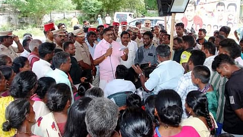 உண்ணாவிரதப் போராட்டத்தில் ஈடுபட்ட மக்களிடம் பேசிய அமைச்சா் ஆ.நமச்சிவாயம்