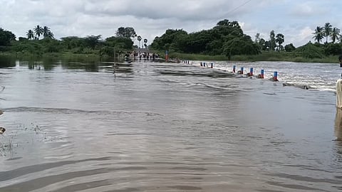 ஈசூா்-நீலமங்கலம் சாலையில் கிளியாற்று தரைப்பாலத்தை மூழ்கடித்துச் சென்ற வெள்ளம்.