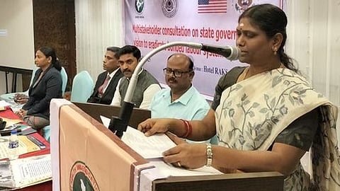 கலந்துரையாடல் கூட்டத்தில் பேசிய தொழிலாளா் துறையின் திருச்சி இணை ஆணையா் வி. லீலாவதி