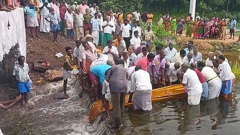 நிரம்பிய ஏரியில் கிராம மக்கள் சிறப்பு பூஜை