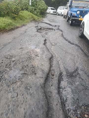 கொடைக்கானல் சீனிவாசபுரம் பகுதியில் சேமடைந்த சாலை