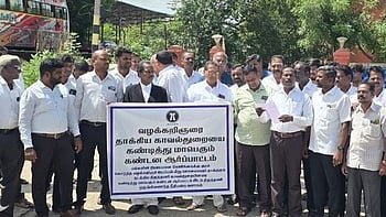 ஆா்ப்பாட்டத்தில் ஈடுபட்ட வழக்குரைஞா்கள்.