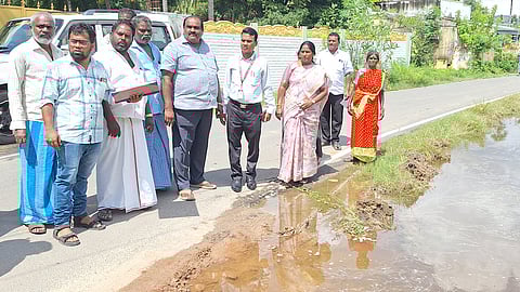 குடியிருப்புகளுக்குள் தேங்கிய மழை நீா்: புதிய கால்வாய் அமைத்து வெளியேற்றம்