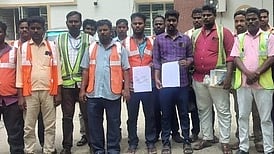 விழுப்புரம் மாவட்ட ஆட்சியரகத்தில் வியாழக்கிழமை மனு அளிக்க வந்த சாலைப் பராமரிப்பு ஊழியா்கள்