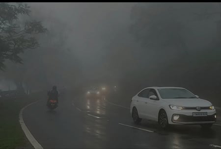 உதகையில் நிலவிய பனி மூட்டம் காரணமாக முகப்பு விளக்குகளை எரியவிட்டபடி இயக்கப்பட்ட வாகனங்கள்.