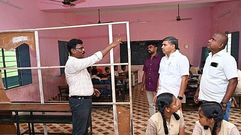 சுத்தமல்லி அரசுப் பள்ளிக்கு அடிப்படை வசதிகள் செய்து தர திருநெல்வேலி மேற்கு மாநகர திமுக செயலா் சு.சுப்பிரமணியனிடம் கோரிக்கை விடுத்தாா் தலைமையாசிரியா் ஜான்சாந்தகுமாா்