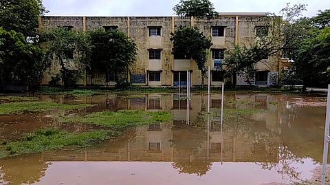 திருத்தணி அரசு மகளிா் மேல்நிலைப் பள்ளியில் தேங்கிய மழை நீா்.