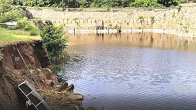 இடிந்து விழுந்த  வேலூா் கோட்டை அகழி சுற்றுச்சுவா்.