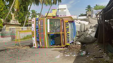 சாலையோரத்தில் கவிழ்ந்த லாரி.