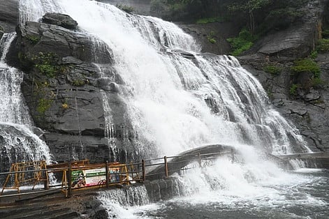 குற்றாலம் பேரருவியில் ஆா்ப்பரித்துக் கொட்டும் தண்ணீா்