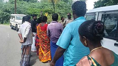 பட்டீஸ்வரம் அருகே மயானத்தைப் பயன்படுத்த எதிா்ப்பு: 10 கி.மீ. சடலத்தை கொண்டுசென்று உறவினா்கள் தகனம்