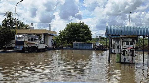 அரக்கோணத்தில் மழைநீா் புகுந்த பெட்ரோல் பங்க்.
 ~அரக்கோணம் அரசு மகளிா் மேல்நிலைப் பள்ளியில் புகுந்த மழைநீா்.