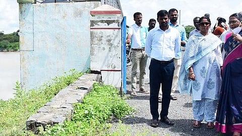 தொழுதூா் அணையை பாா்வையிட்டு ஆய்வு மேற்கொண்ட மாவட்டக் கண்காணிப்பு அலுவலா் எம். லஷ்மி. உடன், மாவட்ட ஆட்சியா் ந. மிருணாளினி உள்ளிட்டோா்