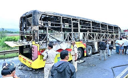 ஆந்திர மாநிலம் சின்னதேகூரில் தீ விபத்தில் சிக்கி எரிந்த பேருந்து. தீவிபத்தில் முழுவதும் சேதமடைந்த பேருந்தை ஆய்வு செய்த போலீஸாா். ~24102-PTI10_24_2025_000007A084440.JPG