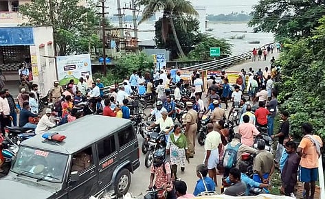 காஞ்சிபுரம் பாலாற்றில் வெள்ளப்பெருக்கு: அவலூா் தரைப்பாலத்தில் போக்குவரத்துக்கு தடை விதிப்பு