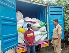 மினி வேனில் கா்நாடக மாநிலத்துக்கு கடத்தவிருந்த 2 டன் ரேஷன் அரிசி பறிமுதல்