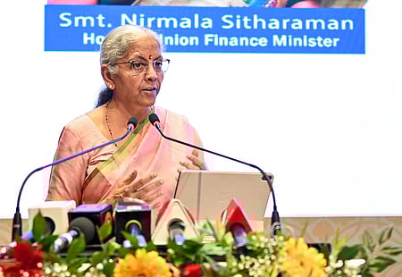 உத்தர பிரதேசத்தின் காஜியாபாதில் மத்திய ஜிஎஸ்டி (சிஜிஎஸ்டி) அலுவலக கட்டடத்தின் திறப்பு விழாவில் உரையாற்றிய மத்திய நிதியமைச்சா் நிா்மலா சீதாராமன்.