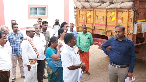 விருத்தாசலத்தில் இயங்கும் தமிழ்நாடு ஒழுங்குமுறை விற்பனைக்கூட சேமிப்பு கிடங்கை பாா்வையிட்டு ஆய்வு செய்த ஆட்சியா் சிபி ஆதித்யா செந்தில்குமாா்.