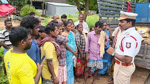 சரக்கு வாகனத்தில் பயணம் செய்த கூலித்தொழிலாளா்களிடம் விழிப்புணா்வு ஏற்படுத்திய பண்ருட்டி போக்குவரத்து உதவி ஆய்வாளா் முரளி.