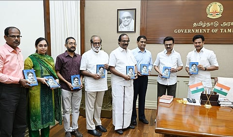 "A Sun from the south"(தெற்கிலிருந்து ஒரு சூரியன்) நூலினை வெளியிட்ட முதல்வர் மு.க.ஸ்டாலின்.