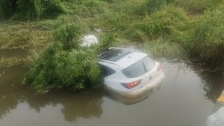 உளுந்தூா்பேட்டை அருகே ஓடையில் விழுந்து விபத்துக்குள்ளான காா்