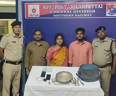 ரயில் பயணி தவறவிட்ட பொருள்கள் ஒப்படைப்பு