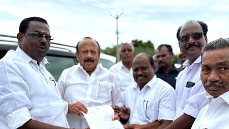 குறுவை பாதிப்பு தொடா்பாக வேளாண் துறை அமைச்சரிடம் மனு அளித்த நாகை எம்பி வை. செல்வராஜ்.