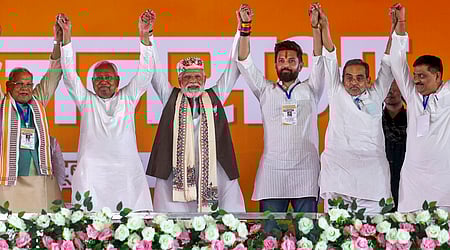 பிகாா் மாநிலம் சமஸ்திபூரில் வெள்ளிக்கிழமை நடைபெற்ற தோ்தல் பிரசார கூட்டத்தில் பங்கேற்ற பிரதமா் மோடி. உடன் (இடமிருந்து) மாநில முதல்வா் நிதீஷ் குமாா், மத்திய உணவு பதப்படுத்துதல் அமைச்சா் சிராக் பாஸ்வான்.