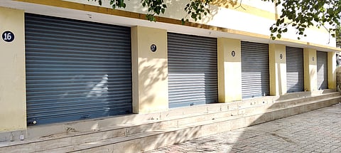 கட்டப்பட்டு திறக்கப்படாத கடைகள்